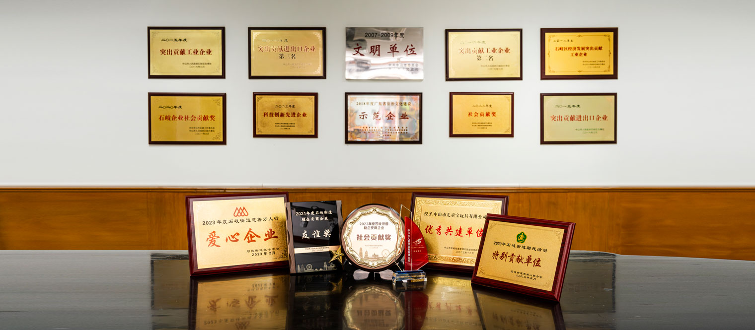 金鴻一直致力履行社會責任，積極投入公益事業，公司始終秉持著強烈的社會責任感。我們積極參與各項慈善事業，向貧困山區的學校捐贈物資、協助社區公益活動、贊助當地政府的公益事業，資助困難員工，增強員工的歸屬感，贏得社會的信任和尊重，獲得客戶的一致讚許。